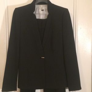 Tahari size 4 black pantsuit